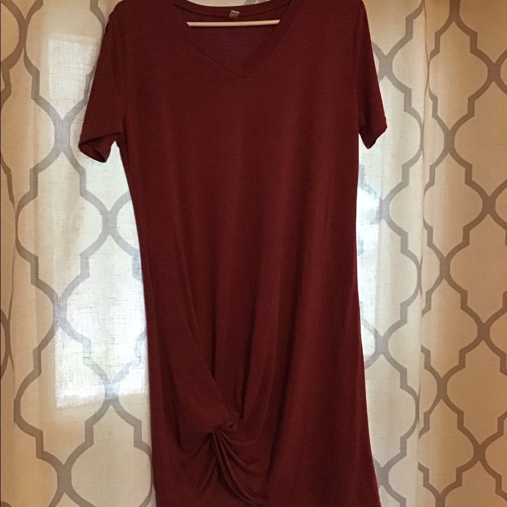 Cotton t-shirt knotted dress. Burgundy color, size medium.